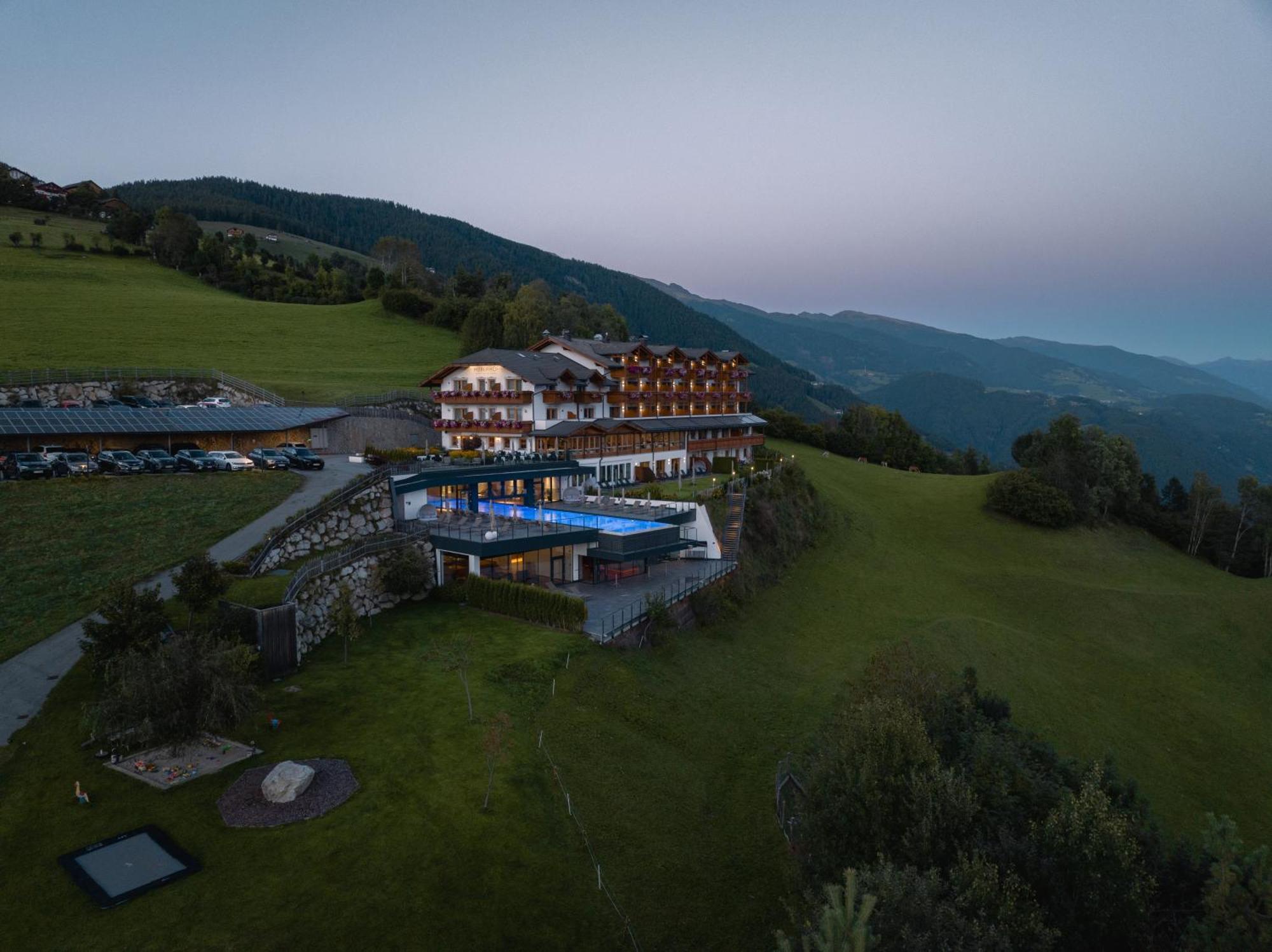 Panoramahotel Huberhof Maranza Exterior photo