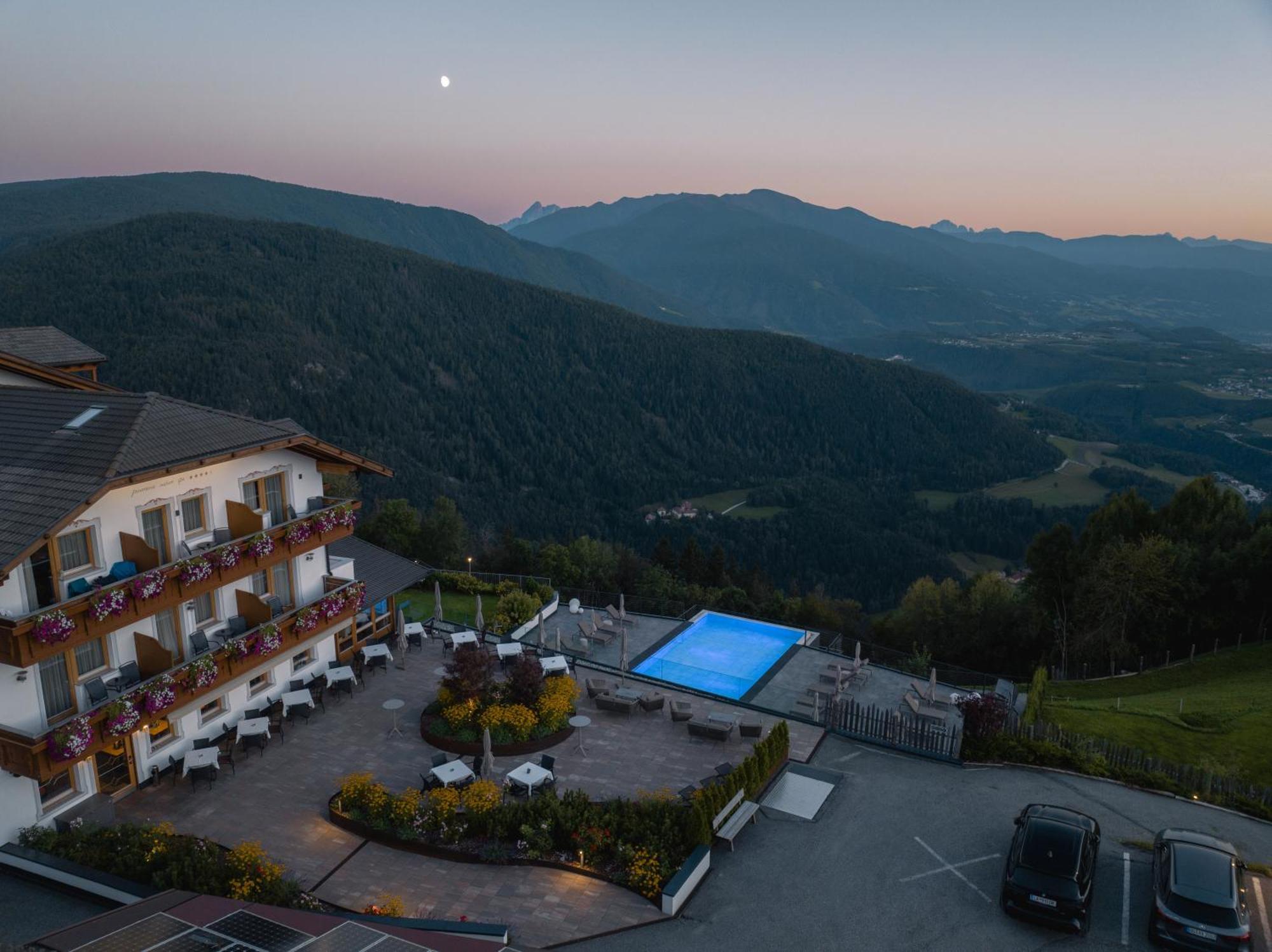 Panoramahotel Huberhof Maranza Exterior photo